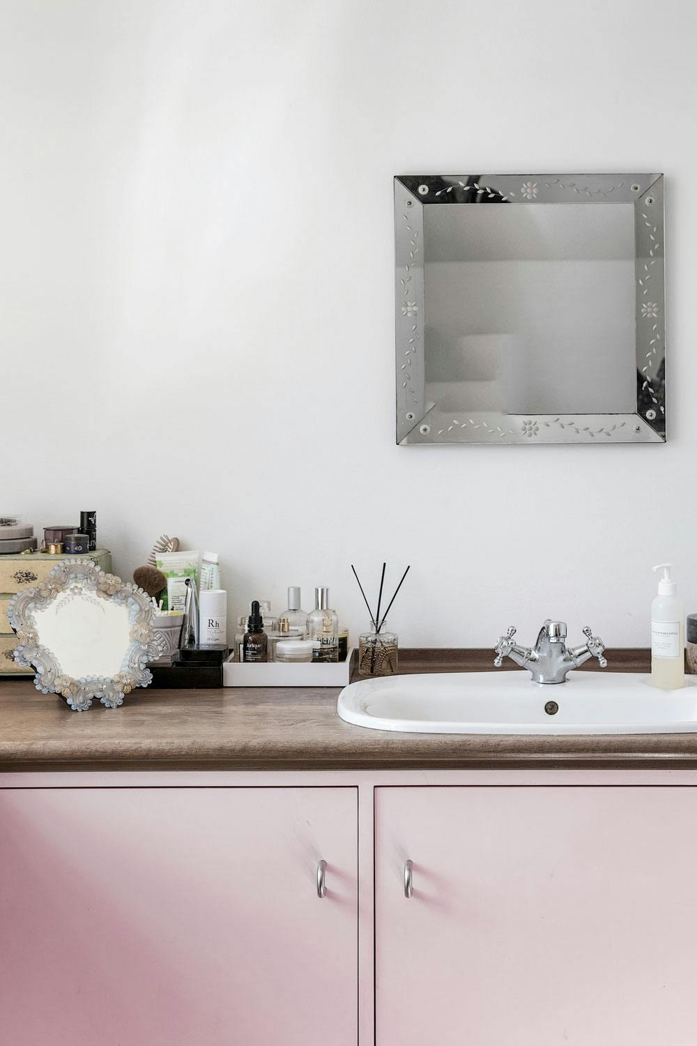 Flust av vakre vintagespeil Rosa baderomsmøbel og vintagespeil